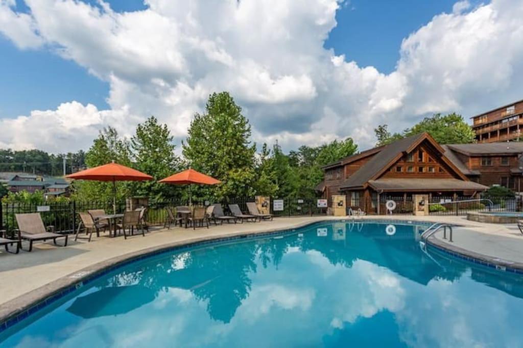 2 Miles From Dollywood Family Resort With Seasonal Outdoor Swimming Pool, Year Around Heated Indoor Swimming Pool, Townhome Style Cabin, Private Hot Tub, Arcade, Tv, Wifi, Kitchen With Refrigerator, Washer And Dryer Pigeon Forge Exterior photo