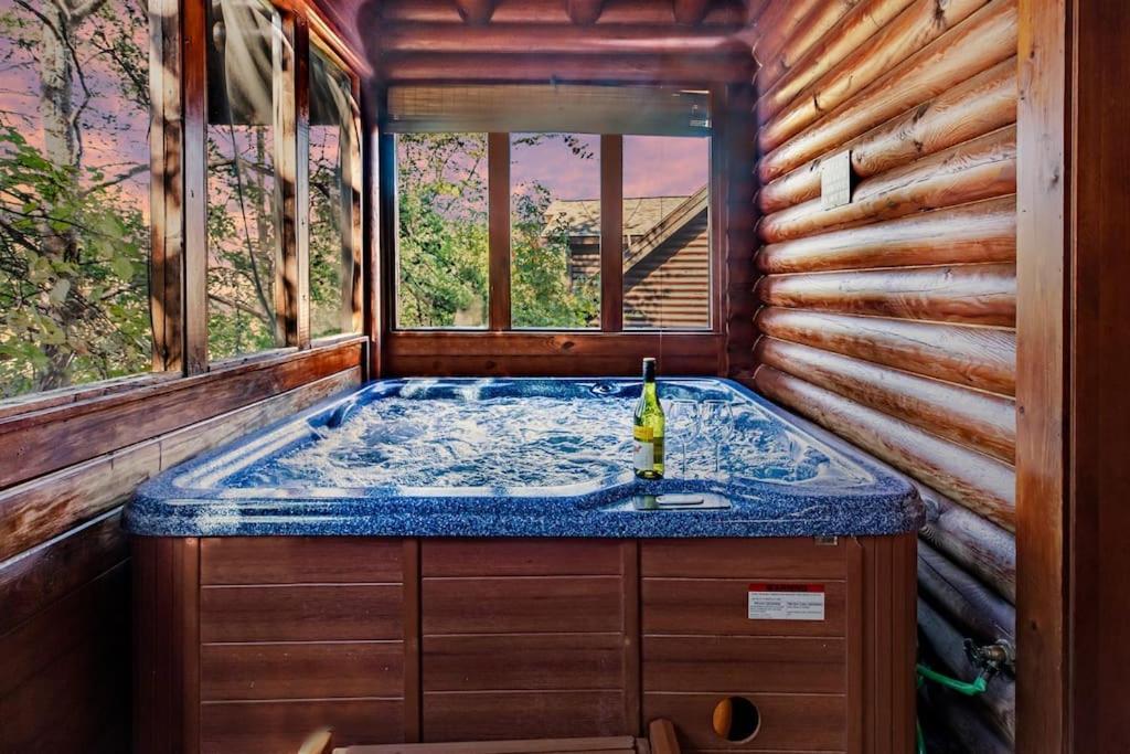 2 Miles From Dollywood Family Resort With Seasonal Outdoor Swimming Pool, Year Around Heated Indoor Swimming Pool, Townhome Style Cabin, Private Hot Tub, Arcade, Tv, Wifi, Kitchen With Refrigerator, Washer And Dryer Pigeon Forge Exterior photo