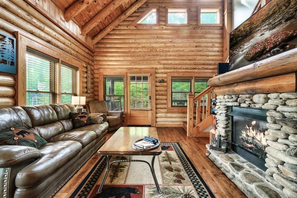 2 Miles From Dollywood Family Resort With Seasonal Outdoor Swimming Pool, Year Around Heated Indoor Swimming Pool, Townhome Style Cabin, Private Hot Tub, Arcade, Tv, Wifi, Kitchen With Refrigerator, Washer And Dryer Pigeon Forge Exterior photo