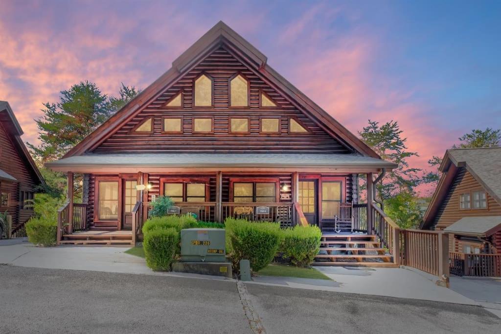 2 Miles From Dollywood Family Resort With Seasonal Outdoor Swimming Pool, Year Around Heated Indoor Swimming Pool, Townhome Style Cabin, Private Hot Tub, Arcade, Tv, Wifi, Kitchen With Refrigerator, Washer And Dryer Pigeon Forge Exterior photo