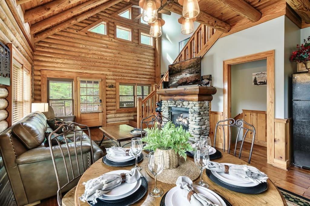 2 Miles From Dollywood Family Resort With Seasonal Outdoor Swimming Pool, Year Around Heated Indoor Swimming Pool, Townhome Style Cabin, Private Hot Tub, Arcade, Tv, Wifi, Kitchen With Refrigerator, Washer And Dryer Pigeon Forge Exterior photo