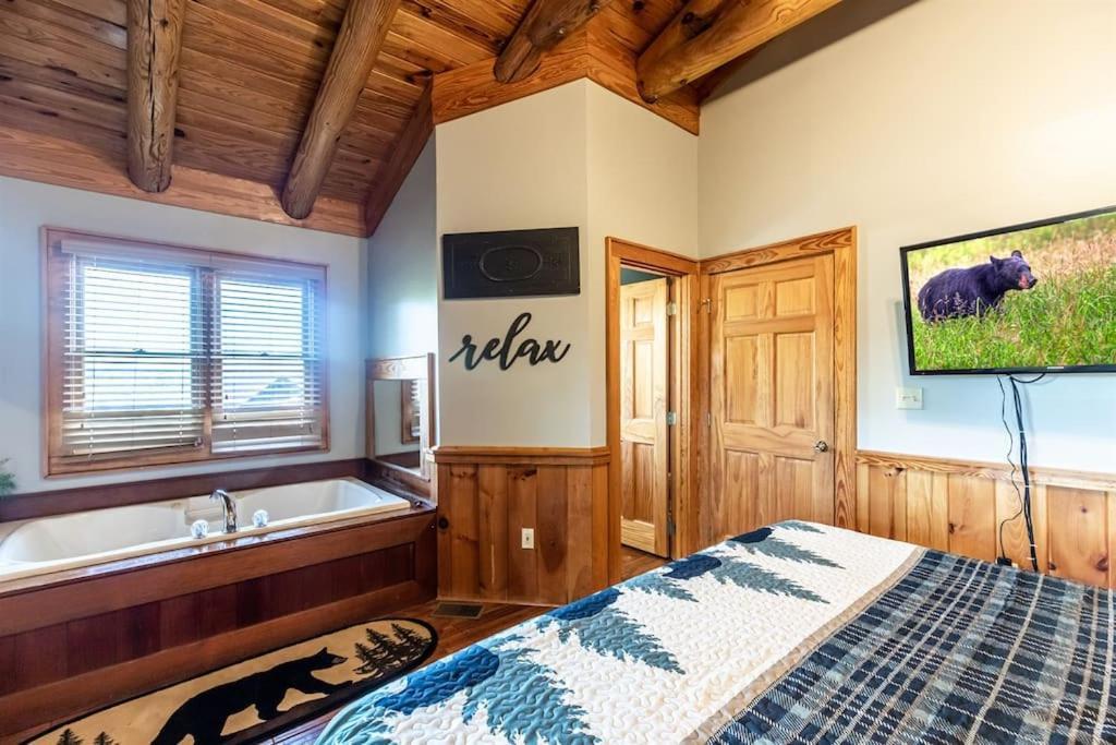 2 Miles From Dollywood Family Resort With Seasonal Outdoor Swimming Pool, Year Around Heated Indoor Swimming Pool, Townhome Style Cabin, Private Hot Tub, Arcade, Tv, Wifi, Kitchen With Refrigerator, Washer And Dryer Pigeon Forge Exterior photo