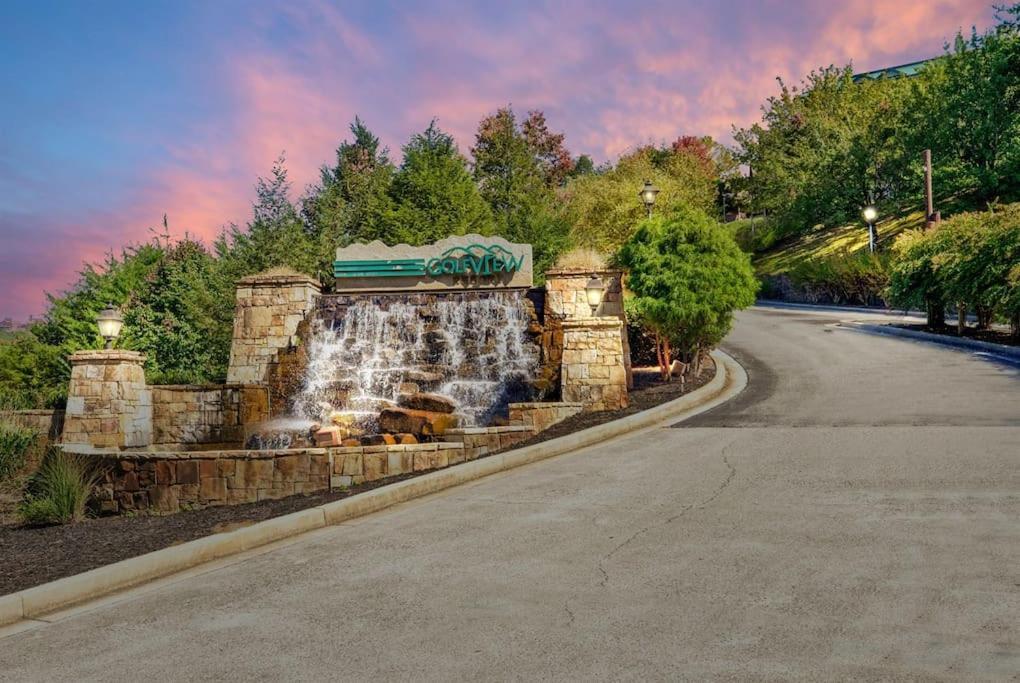 2 Miles From Dollywood Family Resort With Seasonal Outdoor Swimming Pool, Year Around Heated Indoor Swimming Pool, Townhome Style Cabin, Private Hot Tub, Arcade, Tv, Wifi, Kitchen With Refrigerator, Washer And Dryer Pigeon Forge Exterior photo