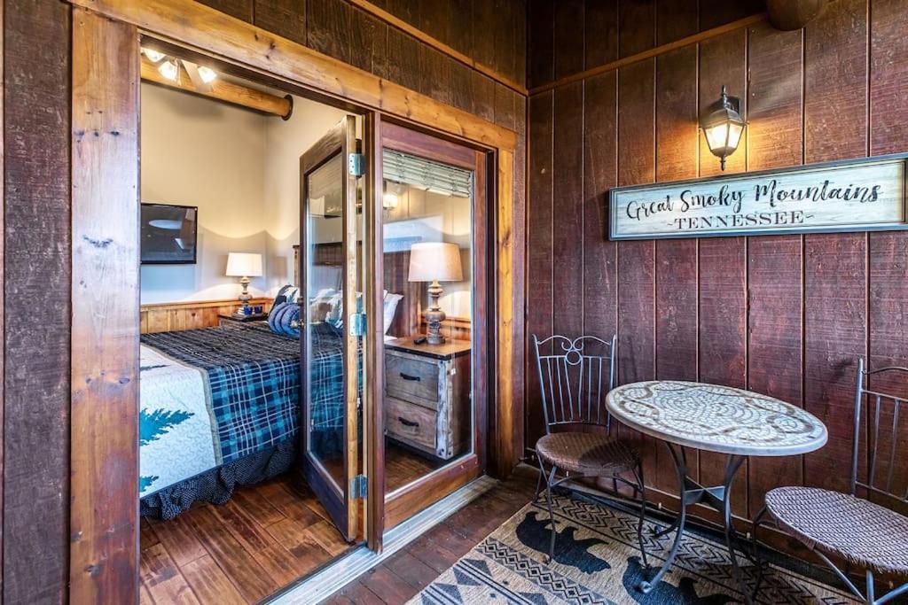 2 Miles From Dollywood Family Resort With Seasonal Outdoor Swimming Pool, Year Around Heated Indoor Swimming Pool, Townhome Style Cabin, Private Hot Tub, Arcade, Tv, Wifi, Kitchen With Refrigerator, Washer And Dryer Pigeon Forge Exterior photo