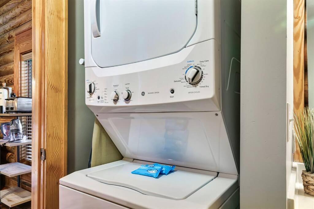 2 Miles From Dollywood Family Resort With Seasonal Outdoor Swimming Pool, Year Around Heated Indoor Swimming Pool, Townhome Style Cabin, Private Hot Tub, Arcade, Tv, Wifi, Kitchen With Refrigerator, Washer And Dryer Pigeon Forge Exterior photo