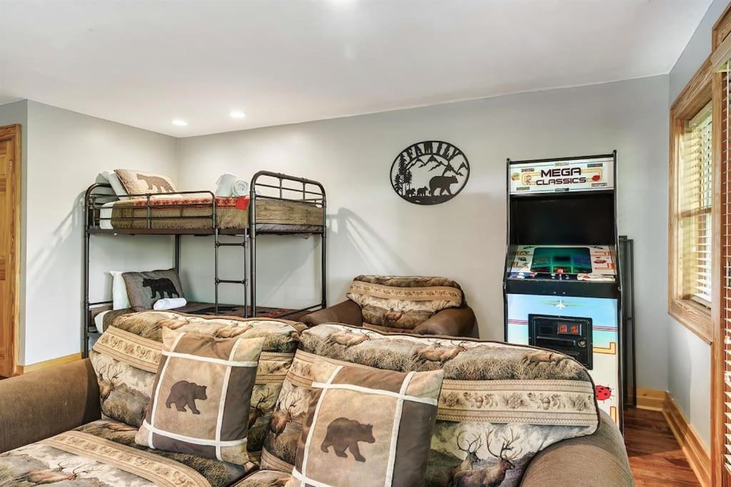2 Miles From Dollywood Family Resort With Seasonal Outdoor Swimming Pool, Year Around Heated Indoor Swimming Pool, Townhome Style Cabin, Private Hot Tub, Arcade, Tv, Wifi, Kitchen With Refrigerator, Washer And Dryer Pigeon Forge Exterior photo