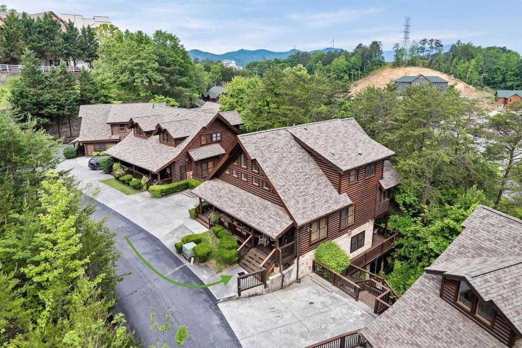 2 Miles From Dollywood Family Resort With Seasonal Outdoor Swimming Pool, Year Around Heated Indoor Swimming Pool, Townhome Style Cabin, Private Hot Tub, Arcade, Tv, Wifi, Kitchen With Refrigerator, Washer And Dryer Pigeon Forge Exterior photo