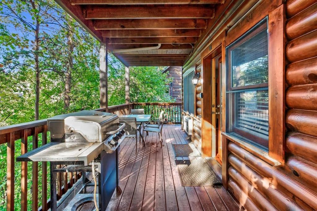 2 Miles From Dollywood Family Resort With Seasonal Outdoor Swimming Pool, Year Around Heated Indoor Swimming Pool, Townhome Style Cabin, Private Hot Tub, Arcade, Tv, Wifi, Kitchen With Refrigerator, Washer And Dryer Pigeon Forge Exterior photo