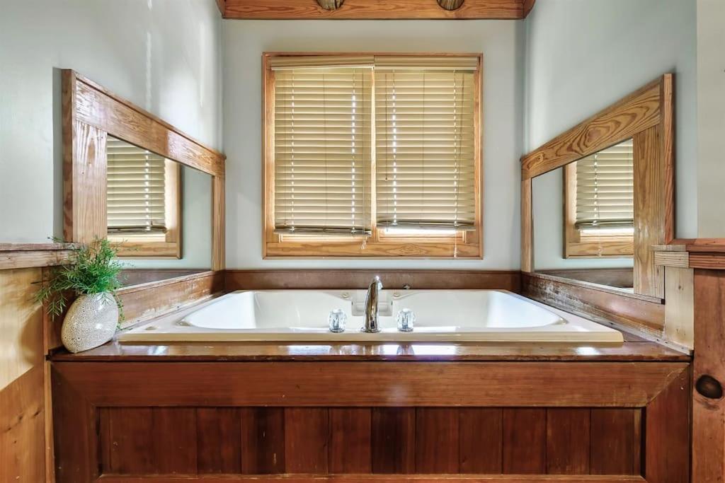 2 Miles From Dollywood Family Resort With Seasonal Outdoor Swimming Pool, Year Around Heated Indoor Swimming Pool, Townhome Style Cabin, Private Hot Tub, Arcade, Tv, Wifi, Kitchen With Refrigerator, Washer And Dryer Pigeon Forge Exterior photo