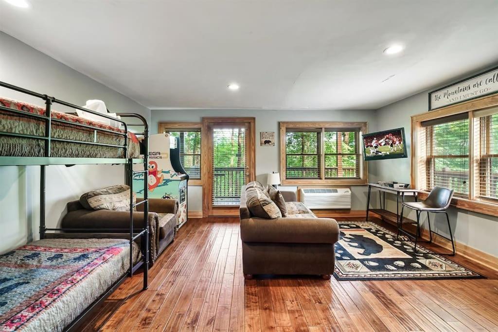 2 Miles From Dollywood Family Resort With Seasonal Outdoor Swimming Pool, Year Around Heated Indoor Swimming Pool, Townhome Style Cabin, Private Hot Tub, Arcade, Tv, Wifi, Kitchen With Refrigerator, Washer And Dryer Pigeon Forge Exterior photo