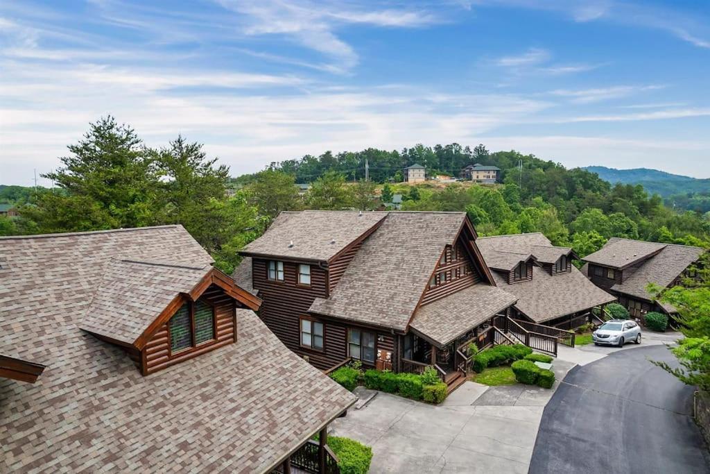 2 Miles From Dollywood Family Resort With Seasonal Outdoor Swimming Pool, Year Around Heated Indoor Swimming Pool, Townhome Style Cabin, Private Hot Tub, Arcade, Tv, Wifi, Kitchen With Refrigerator, Washer And Dryer Pigeon Forge Exterior photo
