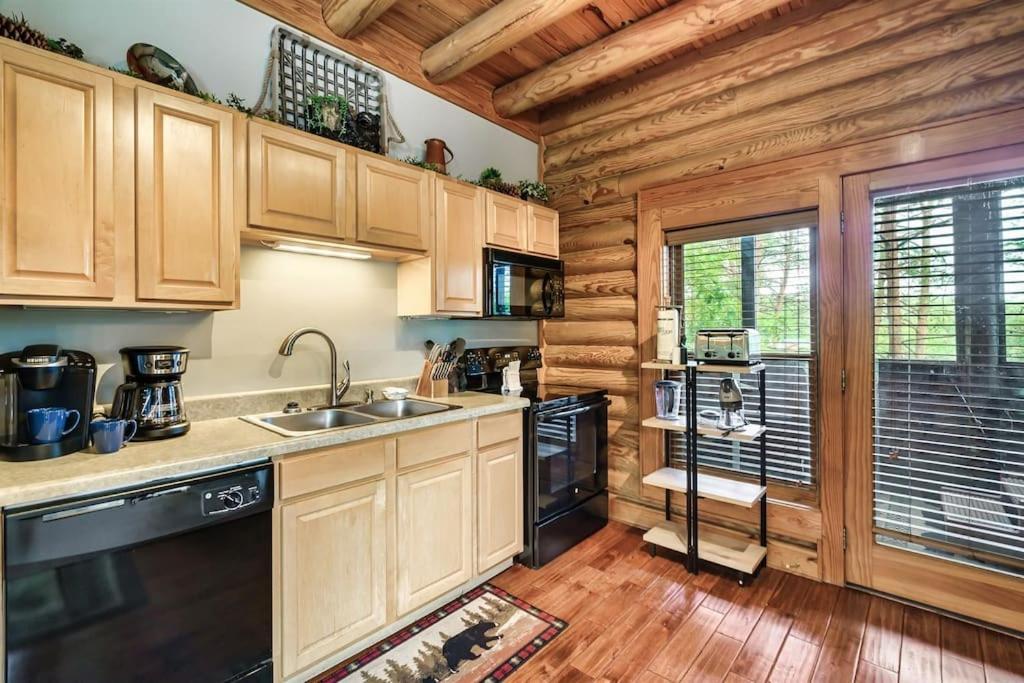 2 Miles From Dollywood Family Resort With Seasonal Outdoor Swimming Pool, Year Around Heated Indoor Swimming Pool, Townhome Style Cabin, Private Hot Tub, Arcade, Tv, Wifi, Kitchen With Refrigerator, Washer And Dryer Pigeon Forge Exterior photo