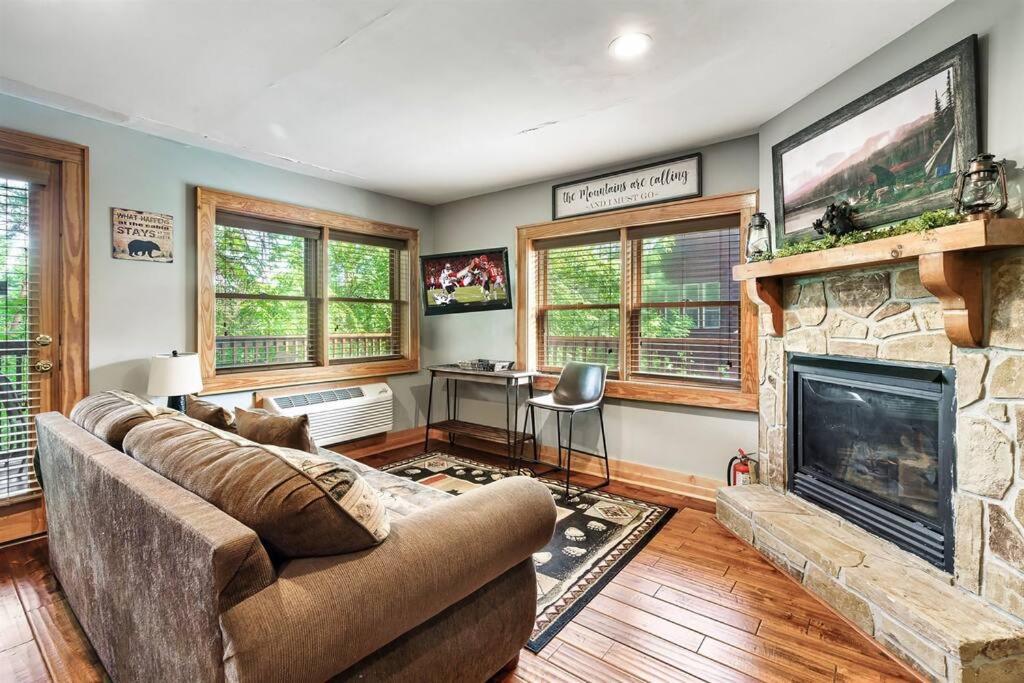 2 Miles From Dollywood Family Resort With Seasonal Outdoor Swimming Pool, Year Around Heated Indoor Swimming Pool, Townhome Style Cabin, Private Hot Tub, Arcade, Tv, Wifi, Kitchen With Refrigerator, Washer And Dryer Pigeon Forge Exterior photo