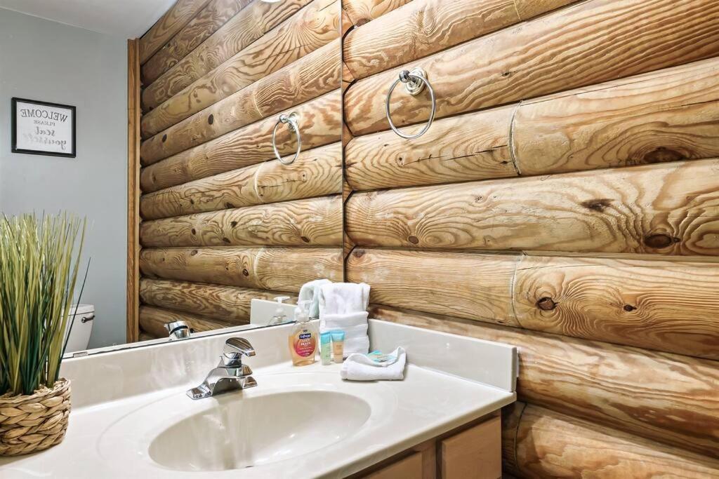 2 Miles From Dollywood Family Resort With Seasonal Outdoor Swimming Pool, Year Around Heated Indoor Swimming Pool, Townhome Style Cabin, Private Hot Tub, Arcade, Tv, Wifi, Kitchen With Refrigerator, Washer And Dryer Pigeon Forge Exterior photo